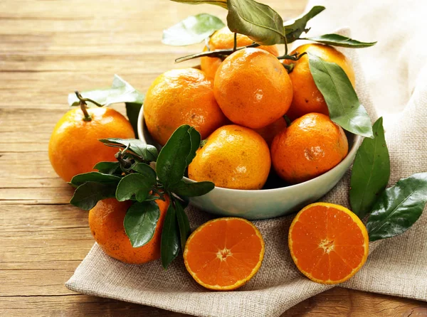 Natuurlijke organische tangerine. Rijpe oranje vruchten mandarijnen. — Stockfoto