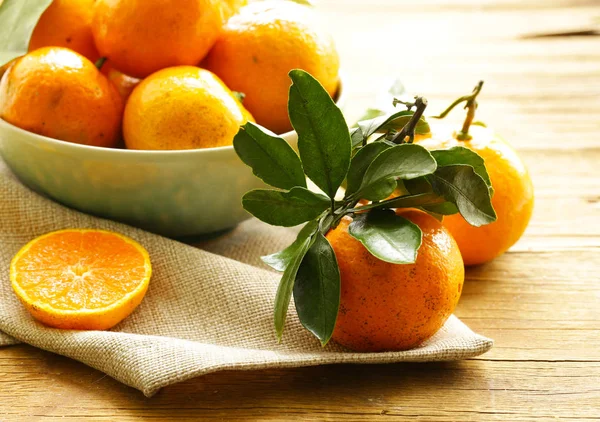 Natuurlijke organische tangerine. Rijpe oranje vruchten mandarijnen. — Stockfoto
