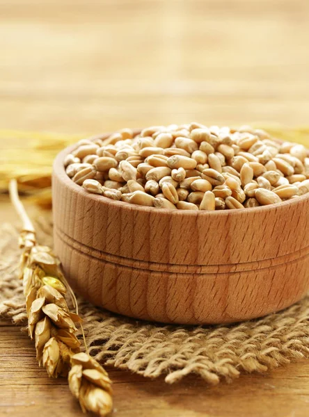 Натуральна органічна пшениця. Зерно в дерев'яній мисці — стокове фото