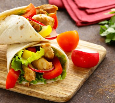 Hünkar tavuk ve sebze bir tortilla