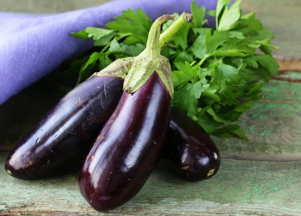 Natural fresh organic eggplants on a wooden table — Stock Photo, Image