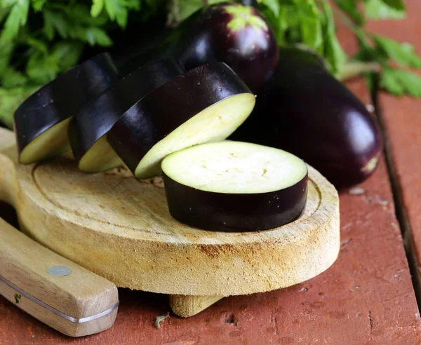 Aubergines bio fraîches naturelles sur une table en bois — Photo