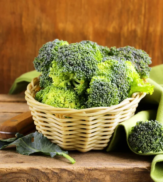 Broccoli verdi di cavolo fresco biologico. Note di alimentazione — Foto Stock