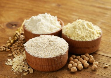 Yulaf, buğday ve nohut ahşap bir kapta un