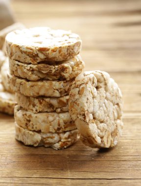 Tam buğday unu yuvarlak ekmek dilimleri. Sağlıklı beslenme
