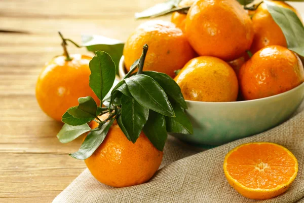 Natuurlijke organische tangerine. Rijpe oranje vruchten mandarijnen. — Stockfoto