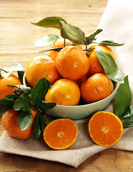 Natuurlijke organische tangerine. Rijpe oranje vruchten mandarijnen. — Stockfoto