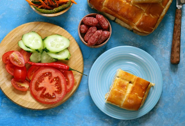 ランチは、サラダとサラミの自家製肉のパイ — ストック写真