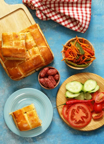 Ciasto domowe mięsa na obiad, sałatkę i salami — Zdjęcie stockowe