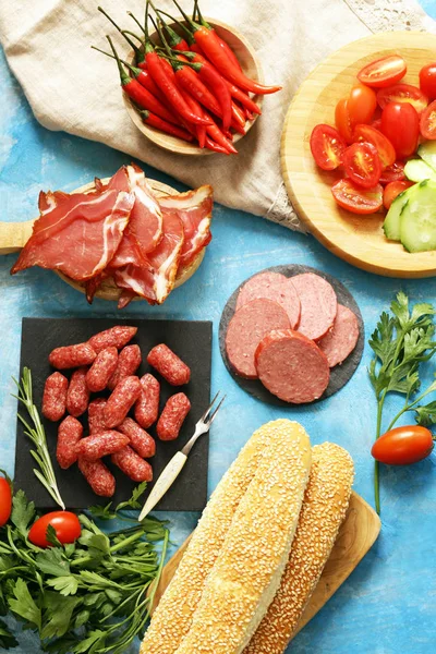 Ассорти мясных деликатесов - колбаса, салями, парма, прошутто — стоковое фото