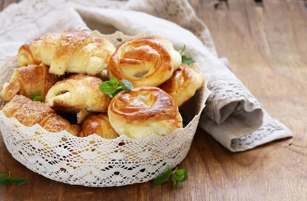 Pâtisseries maison, muffins, petits pains sucrés pour les gâteries de Pâques — Photo