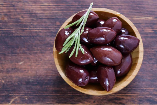 Red kalamata olives on a wooden table — Stock Photo, Image