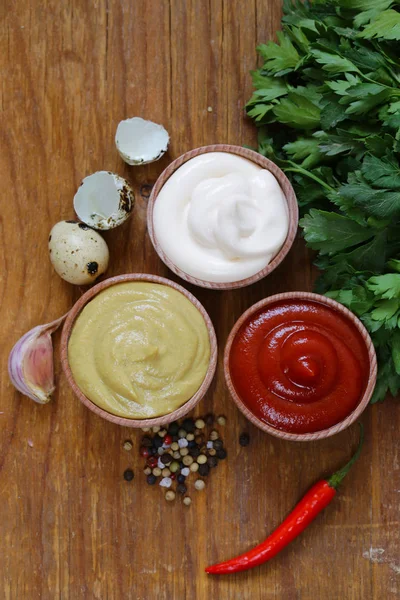 Ketchup, majonnäs och senap - tre sorters sås i en träskål — Stockfoto