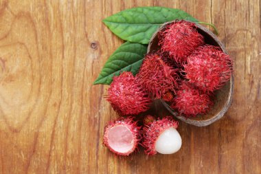 Doğal organik lychee meyve (rambutan) ahşap bir masa üzerinde