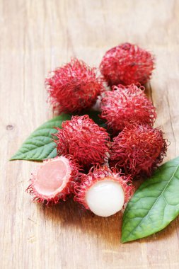 Doğal organik lychee meyve (rambutan) ahşap bir masa üzerinde