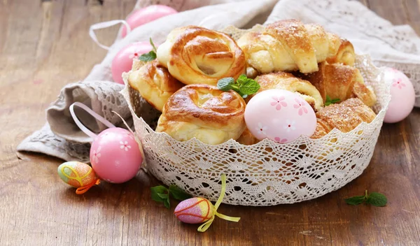 Homemade pastries, muffins, sweet buns for Easter treats — Stock Photo, Image