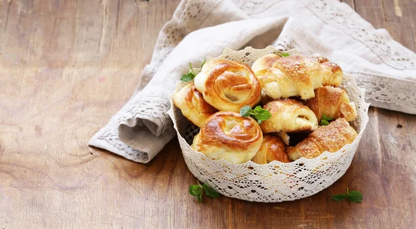 Pâtisseries maison, muffins, petits pains sucrés pour les gâteries de Pâques — Photo