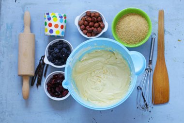 Pastalar ve kekler masanın üzerinde pişirme için malzemeler