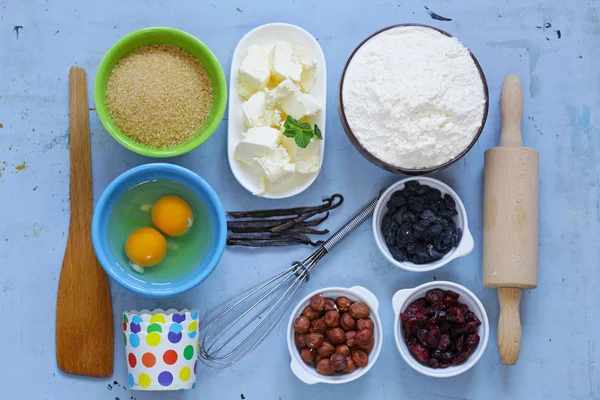 Ingredients for baking cakes and muffins on the table — Stock Photo, Image