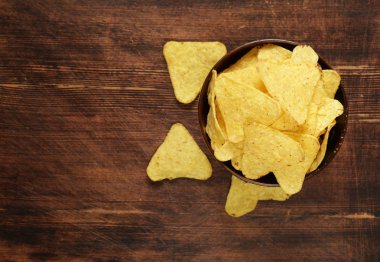 masada ahşap bir kabın içinde mısır cipsi