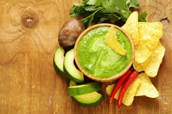 Dip de guacamole fresco natural con aguacate y chips de maíz —  Fotos de Stock