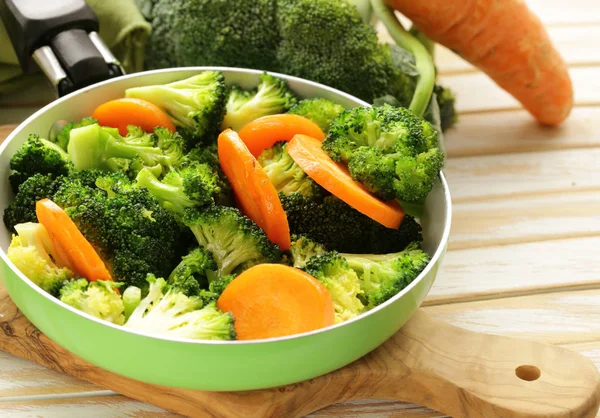 Λαχανικών γαρνιτούρα από καρότα και μπρόκολο πράσινο — Φωτογραφία Αρχείου