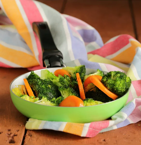 Zeleninovou přílohou mrkev a zelené brokolice — Stock fotografie