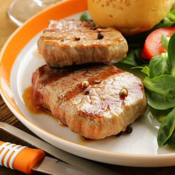 Carne asada con verduras y especias —  Fotos de Stock