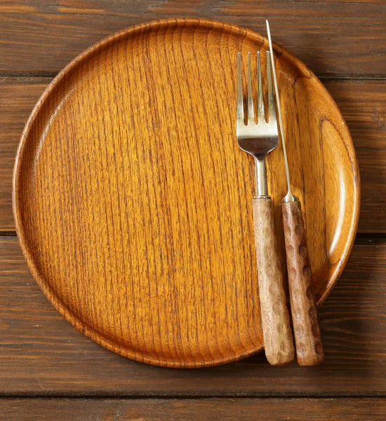 Пустая деревянная тарелка — стоковое фото