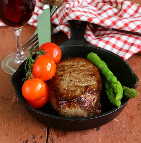 Roasted beef steak with vegetables and spices — Stock Photo, Image