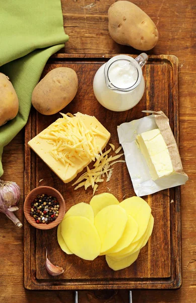 Gratin de pommes de terre français traditionnel à la crème et au fromage — Photo