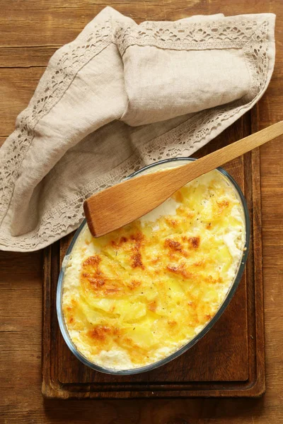 Traditionell fransk potatisgratäng med grädde och ost — Stockfoto
