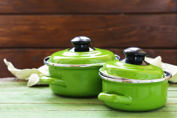 Kochtopf und Zutaten für Suppe oder Eintopf auf rustikalem Hintergrund — Stockfoto
