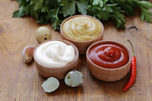 Ketchup, maionese e mostarda - três tipos de molho em uma tigela de madeira — Fotografia de Stock