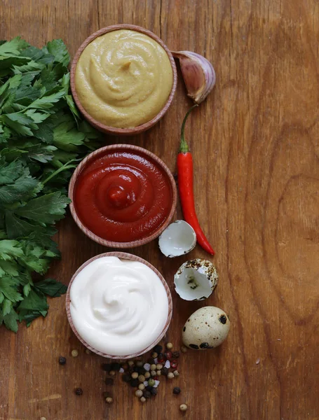 Ketchup, maionese e mostarda - três tipos de molho em uma tigela de madeira — Fotografia de Stock