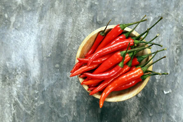 Verse rode chilipepers in een houten kom — Stockfoto