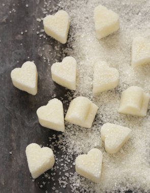 Toz şeker ve kalp şeklinde bir ahşap arka plan üzerinde siyah zemin