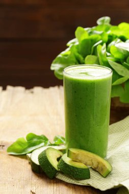 Taze doğal organik yeşil smoothie avokado ile