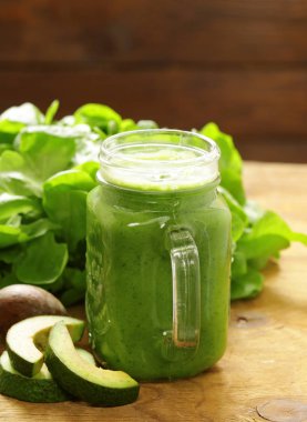 Taze doğal organik yeşil smoothie avokado ile