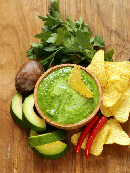 Dip de guacamole fresco natural con aguacate y chips de maíz — Foto de Stock