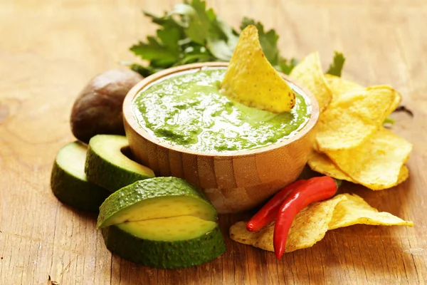 Dip de guacamole fresco natural con aguacate y chips de maíz — Foto de Stock