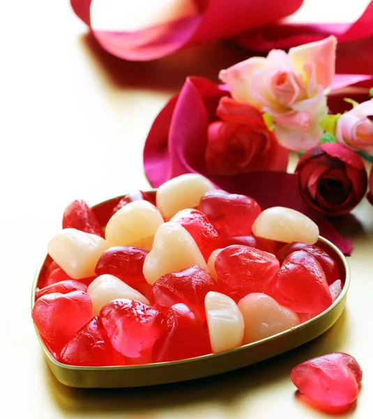 Blumen und Geschenke für die Feiertagssymbole St. Valentin — Stockfoto