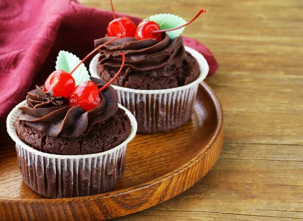 Feestelijke chocolade cupcakes dessert symbool voor Sint Valentijn — Stockfoto