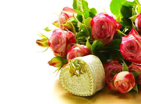 Fleurs et cadeaux pour les symboles de vacances Saint-Valentin — Photo