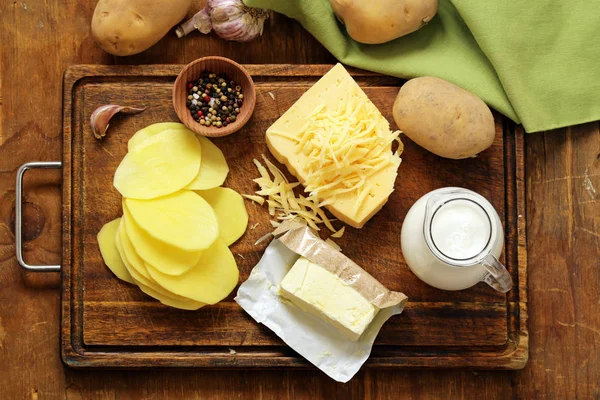 Gratinado de batata francês tradicional com creme e queijo — Fotografia de Stock