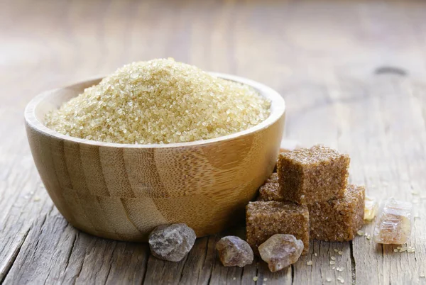 Hnědý třtinový cukr (rafinovaný a granulované) — Stock fotografie