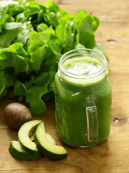 Verse natuurlijke biologische groene smoothie met avocado — Stockfoto