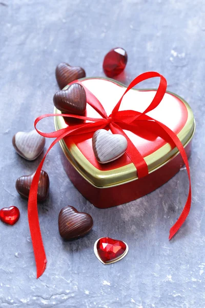 Symboles romantiques de coeurs et bonbons au chocolat Saint Valentin — Photo