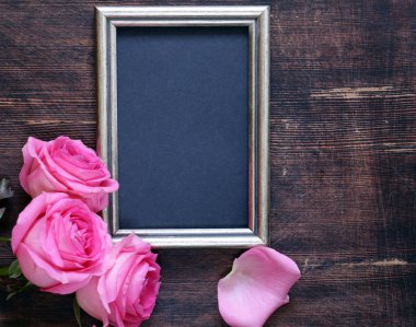 Pembe Gül çiçek, metin için çerçeve ve kalpleri Sevgililer tatil için