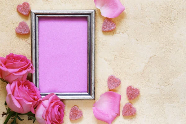 Rosa Rosenblüten, Rahmen für Text und Herzen für Valentinstag — Stockfoto